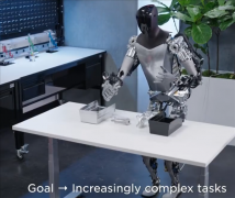 <b>拉CEO埃隆马斯克正在现场谈到了Optimus（擎天柱）</b>